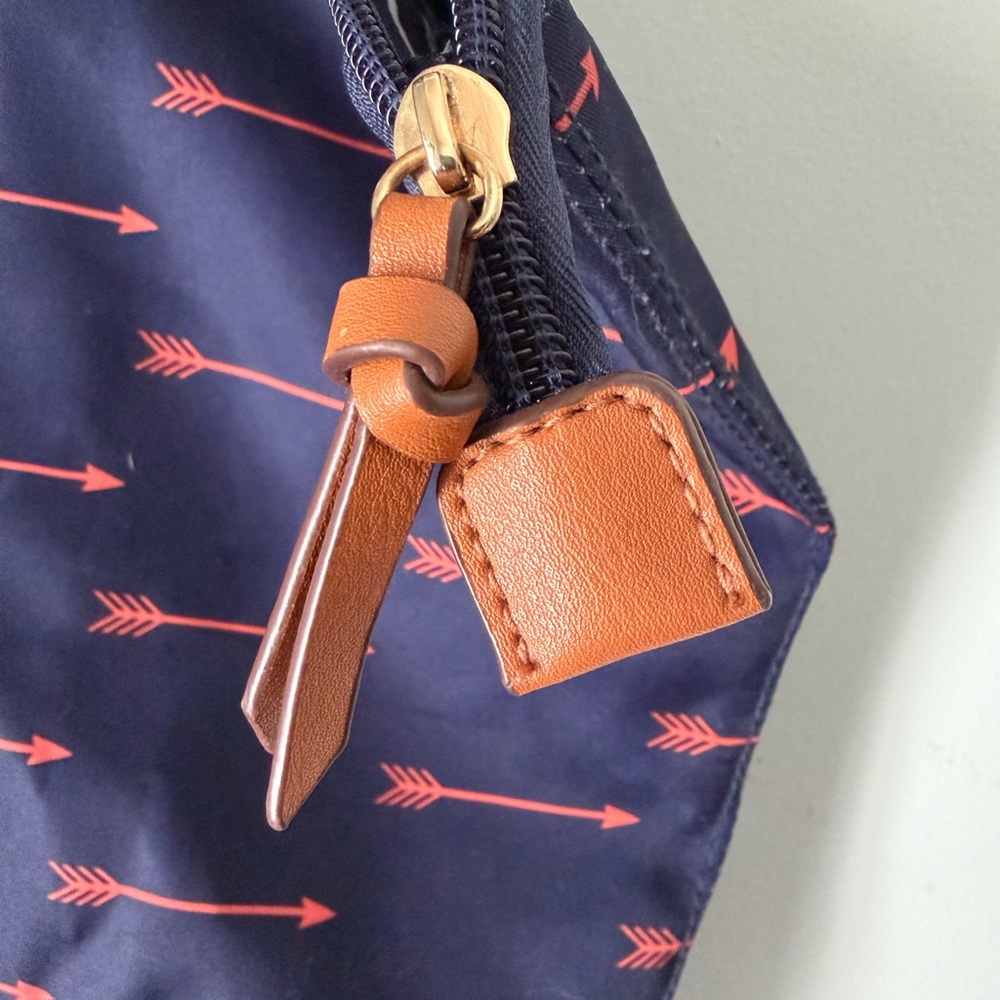 Stella & Dot Expandable Daytripper Bag, Navy with Red Arrows - Picture 4 of 7